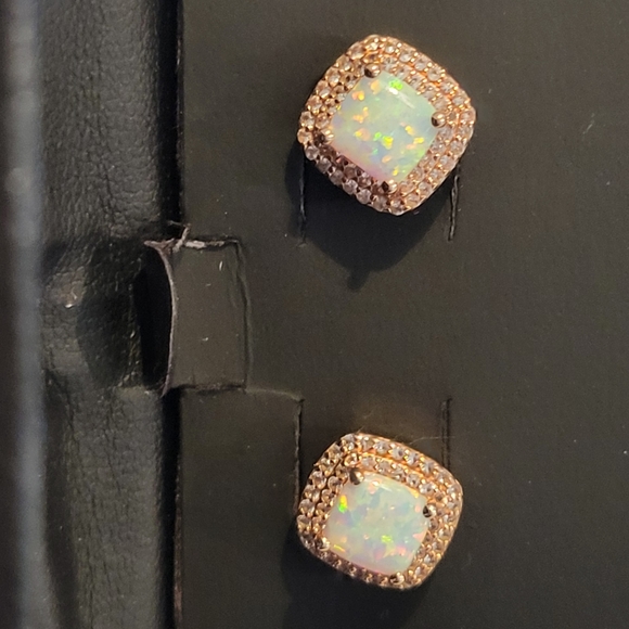BRAND NEW BEAUTIFUL ROSE GOLD OVER STERLING SILVER AND LAB CREATED OPAL ERRINGS. - Picture 9 of 11